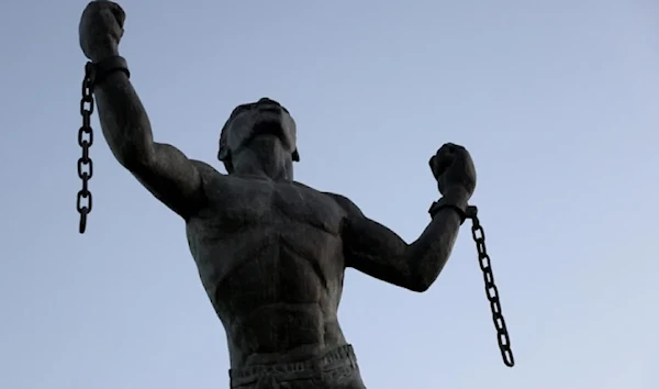 The Emancipation Statue, symbolizing the breaking of the chains of slavery at the moment of emancipation, is seen on November 16, 2021 in Bridgetown, Barbados. © Joe Raedle, Getty Images via AFP