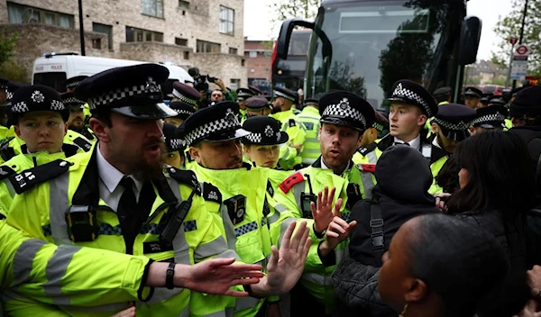 Protesters prevented Metropolitan police officers from transferring asylum seekers from a London hotel to the Bibby Stockholm barge on May 2,2024.