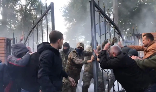 Worshippers from the Ukrainian Orthodox Church defend St. Michael’s Cathedral in Cherkasy, Ukraine, during an attack by supporters of the Kiev-backed Orthodox Church of Ukraine. (Social media)