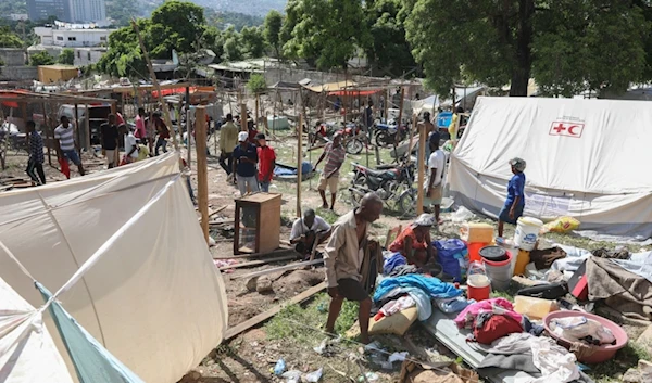 Residents of the Nazon neighborhood displaced by gang violence construct a tent encampment, in Port-au-Prince, Haiti, Friday, November 15, 2024 (AP)