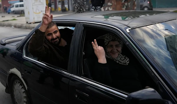 People flash victory signs as they return to their villages in Tyre.(AP)