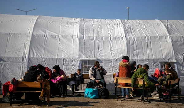 Syrians wait to cross into Syria from Turkey at the Oncupinar border gate, near the town of Kilis, southern Turkey, Tuesday, Dec. 17, 2024. (AP)