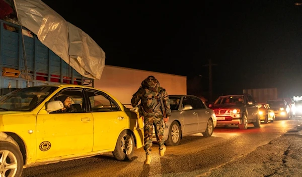 A member of the security forces of the newly formed Syrian government stands on guard at a security checkpoint on the Syrian border with Lebanon, Friday, December 27, 2024 (AP)