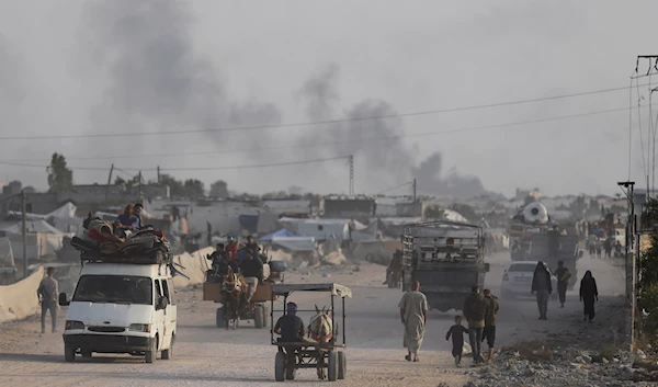 Palestinians fleeing from the southern Gaza city of Rafah during an Israeli ground and air offensive in the city, May 28, 2024 (AP)