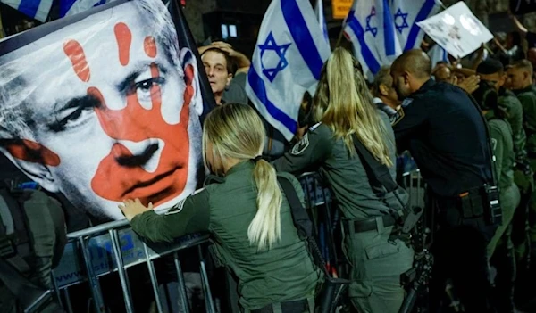 Hundreds of settlers pushed through police barriers around Netanyahu's residence in al-Quds on 4 November 2023. (X)