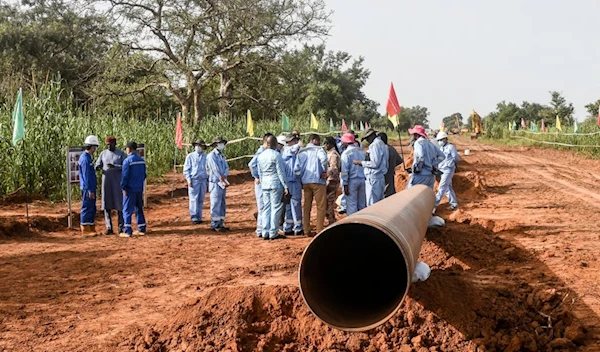 Nigerien and Chinese workers on the construction site of an oil pipeline in the Gaya region, Niger, October 10, 2022 (AFP)