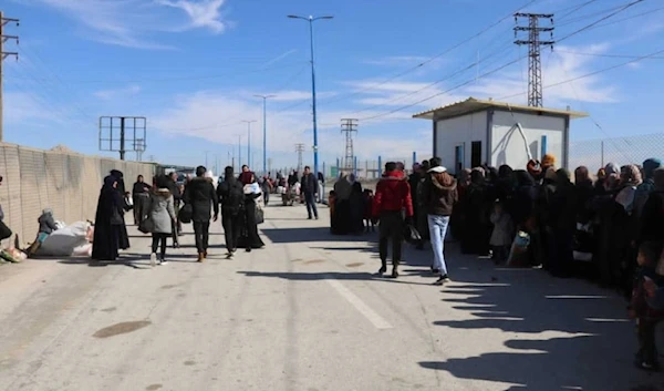 Syrians wait their turn to cross between areas controlled by the Syrian government and the Kurdish "self-administration areas" at the Al-Salihiyah crossing, east of Deir Ezzor province (archive)