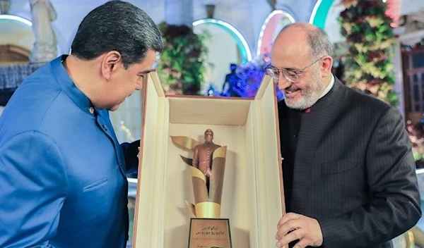 Al Mayadeen’s Chairman of the board pf directors, Ghassan Ben Jeddo, awarding Venezulan President Nicloas Maduro the Network’s “International Person of the Year” award for the year 2019.