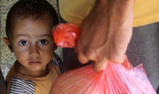 An UNRWA school-turned-shelter in Deir Al-Balah, distributing food to forcibly displaced families on September 17, 2024. (UNRWA)