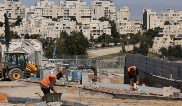 "Israel" accused of violating Labor law by withholding Palestinian pay