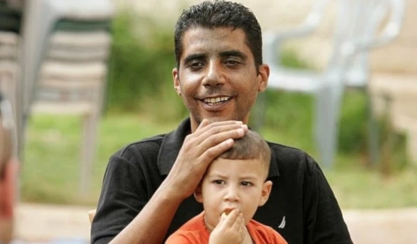 An old image uniting Resistance leader Zakaria Zubeidi with his now martyred son Mohammad Zubeidi when he was still a child.