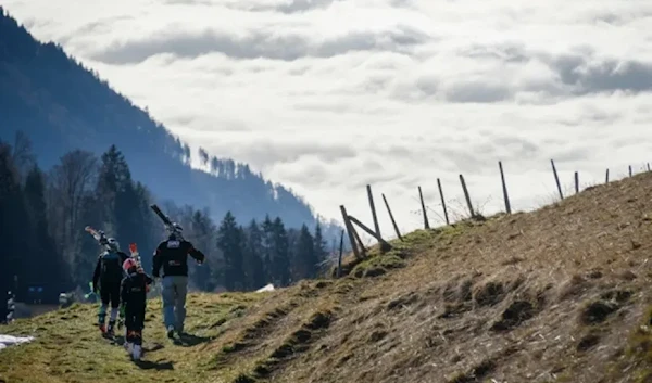 Tourists carry their skis on a snowless hill back to the resort of Leysin, in the Swiss Alps, on December 28, 2015Fabrice Coffrini (AFP)